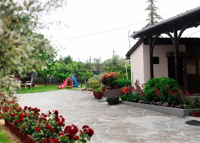 Red Roses-traditional House *