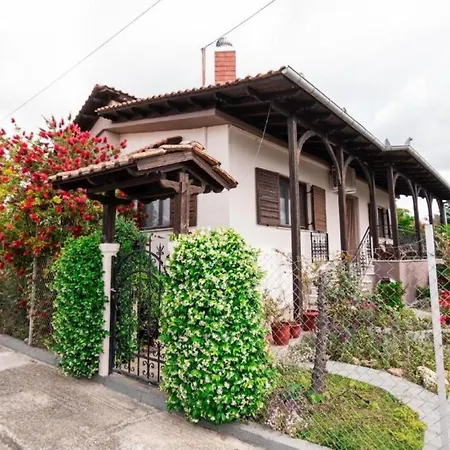 Red Roses-traditional House *