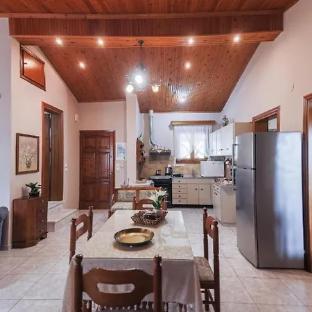 Red Roses-traditional House بيت للعطل Kateríni