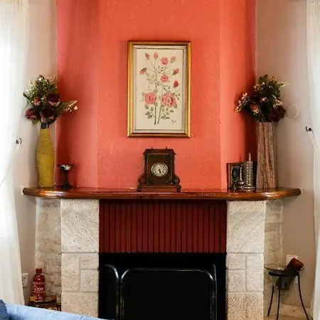 Red Roses-traditional House *
