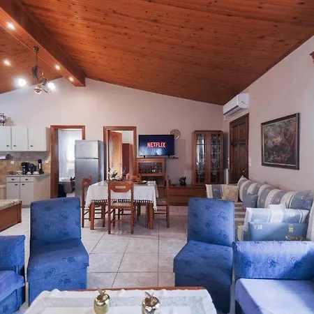 Red Roses-traditional House * Kateríni