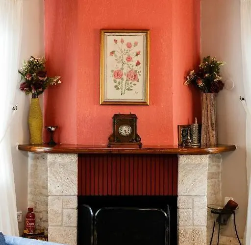 Red Roses-traditional House *