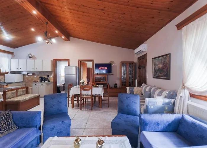 Red Roses-traditional House * Kateríni